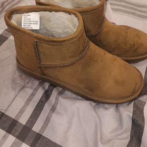 Arizona Jean Company Sandie Booties in Tan and White